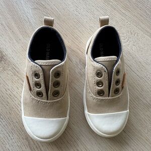 Old Navy size 6 baby shoes- never used